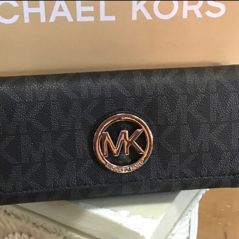 Michael Kors Fulton carryall wallet